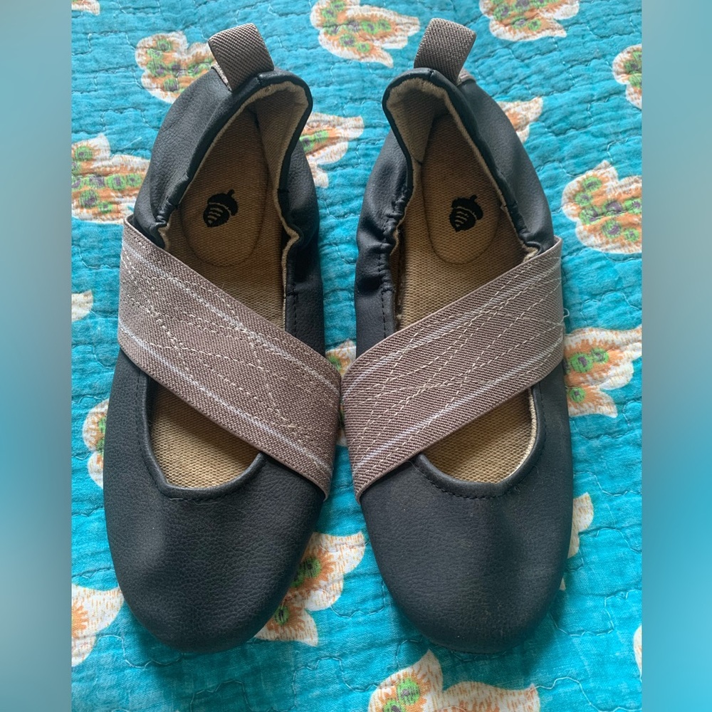 Acorn Via wrap ballet flat 7 black taupe unworn condition barefoot mary jane